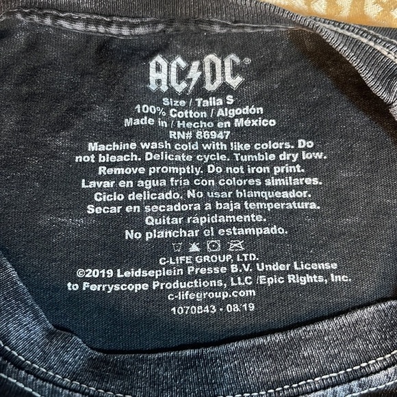 AC⚡️DC BACK IN BLACK TOUR Long Sleeve Cropped Tee Shirt. - Picture 4 of 4
